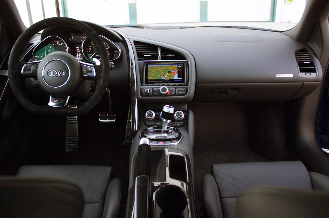 фото Audi R8 салон