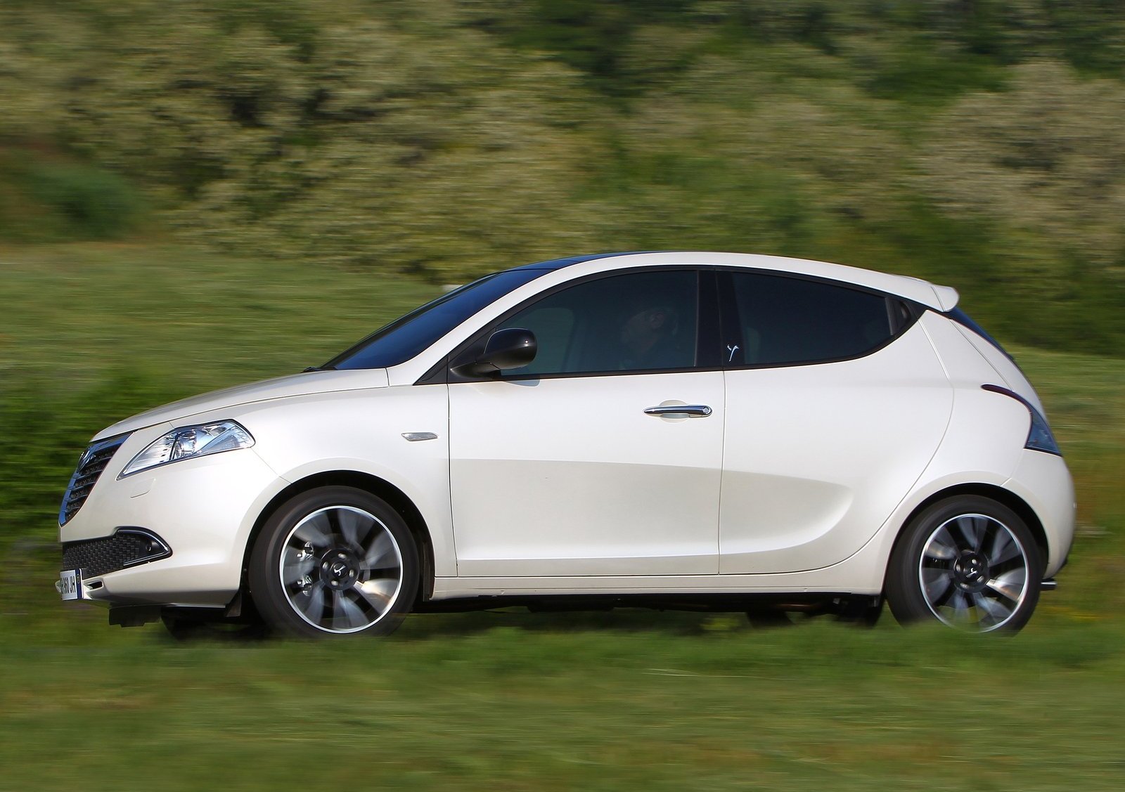 Новий_Lancia_Ypsilon_фото