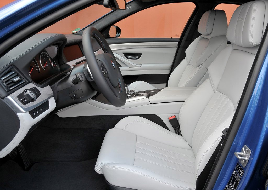 Салон_БМВ_М5_фото_2013