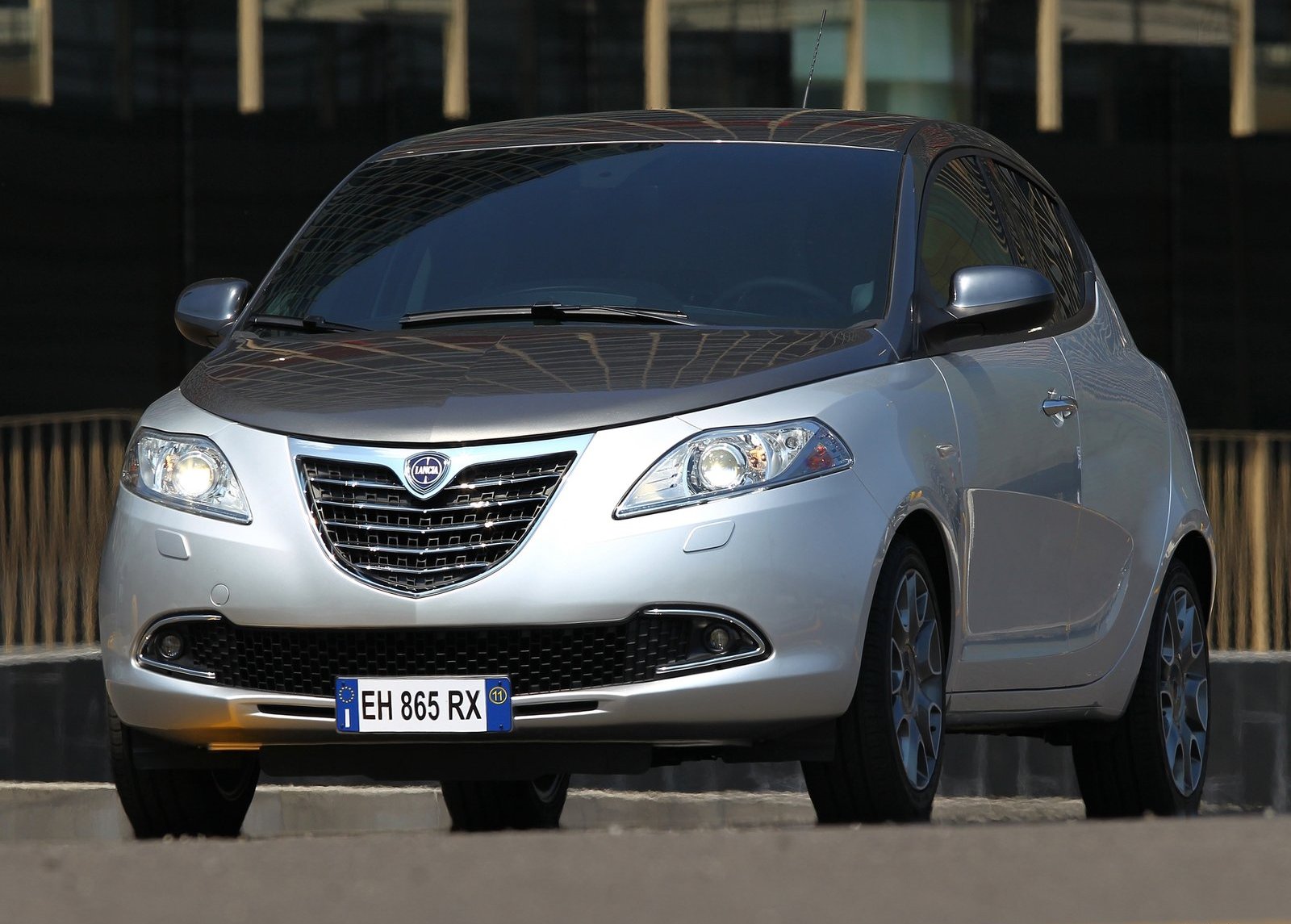 Фото_Lancia_Ypsilon_купити