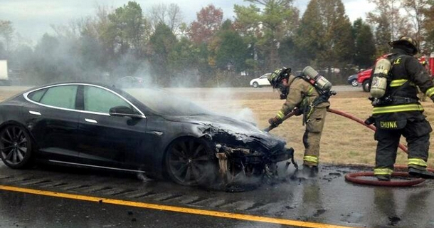 Згоріла_Tesla_Model_S