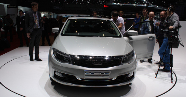 Qoros 3 Sedan-фото