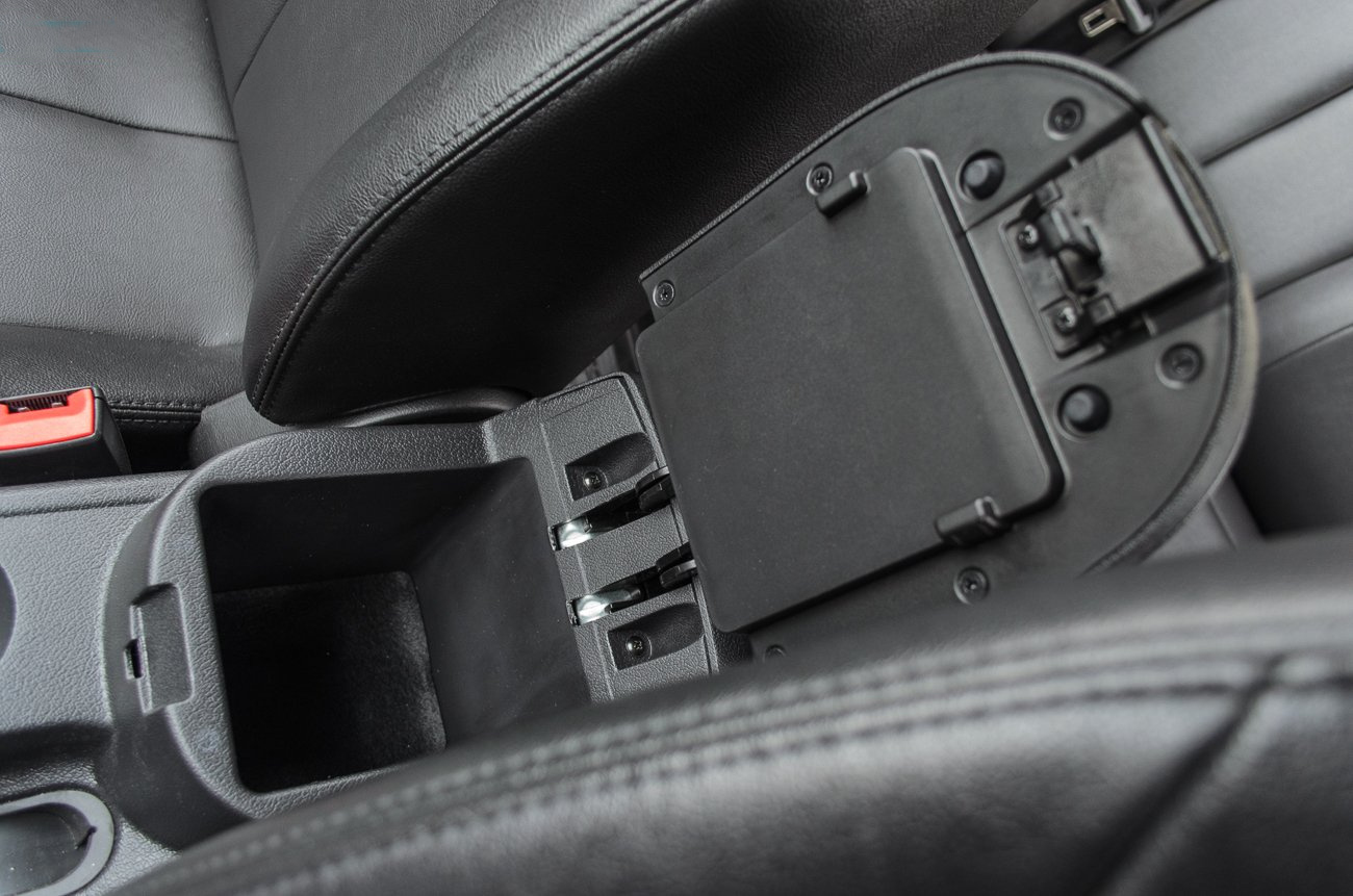 Тест-драйв JAC J5 - ніша під підлокітником